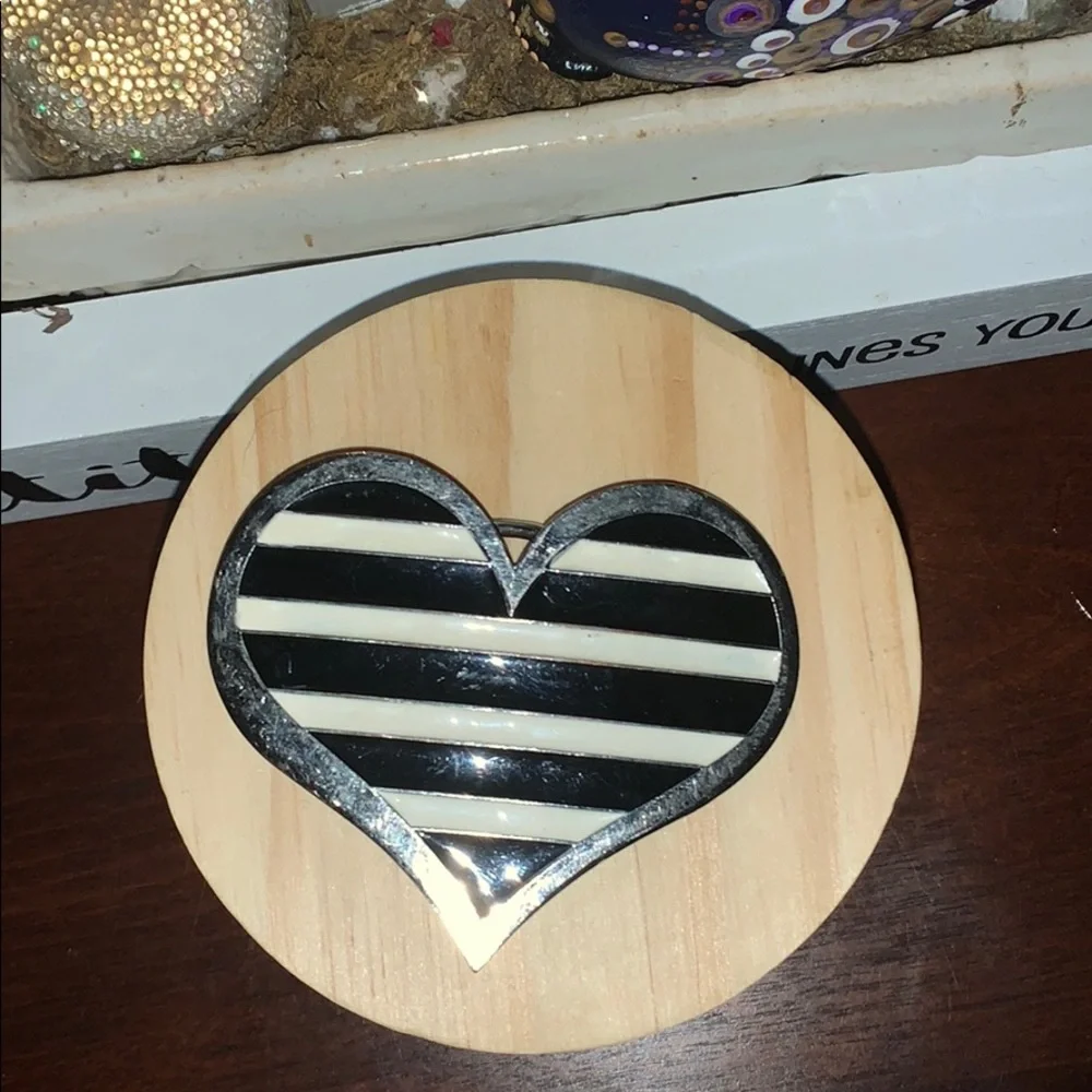 No Boundaries Black &White Heart belt buckle EUC
